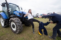 Rose of Tralee Jennifer Byrne, Offaly has some assistance from Billy Shaw when removing her overalls